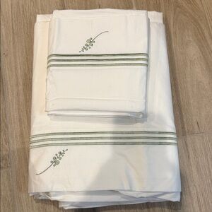 Pottery Barn embroidered Pillowcases new set of 2 + matching flat sheet Queen